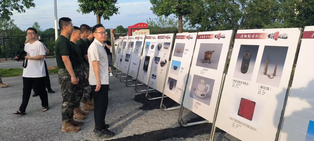 文化润军营，送展进武警中队