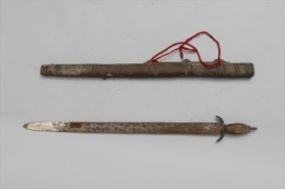 中户民国时期使用的带鞘剑