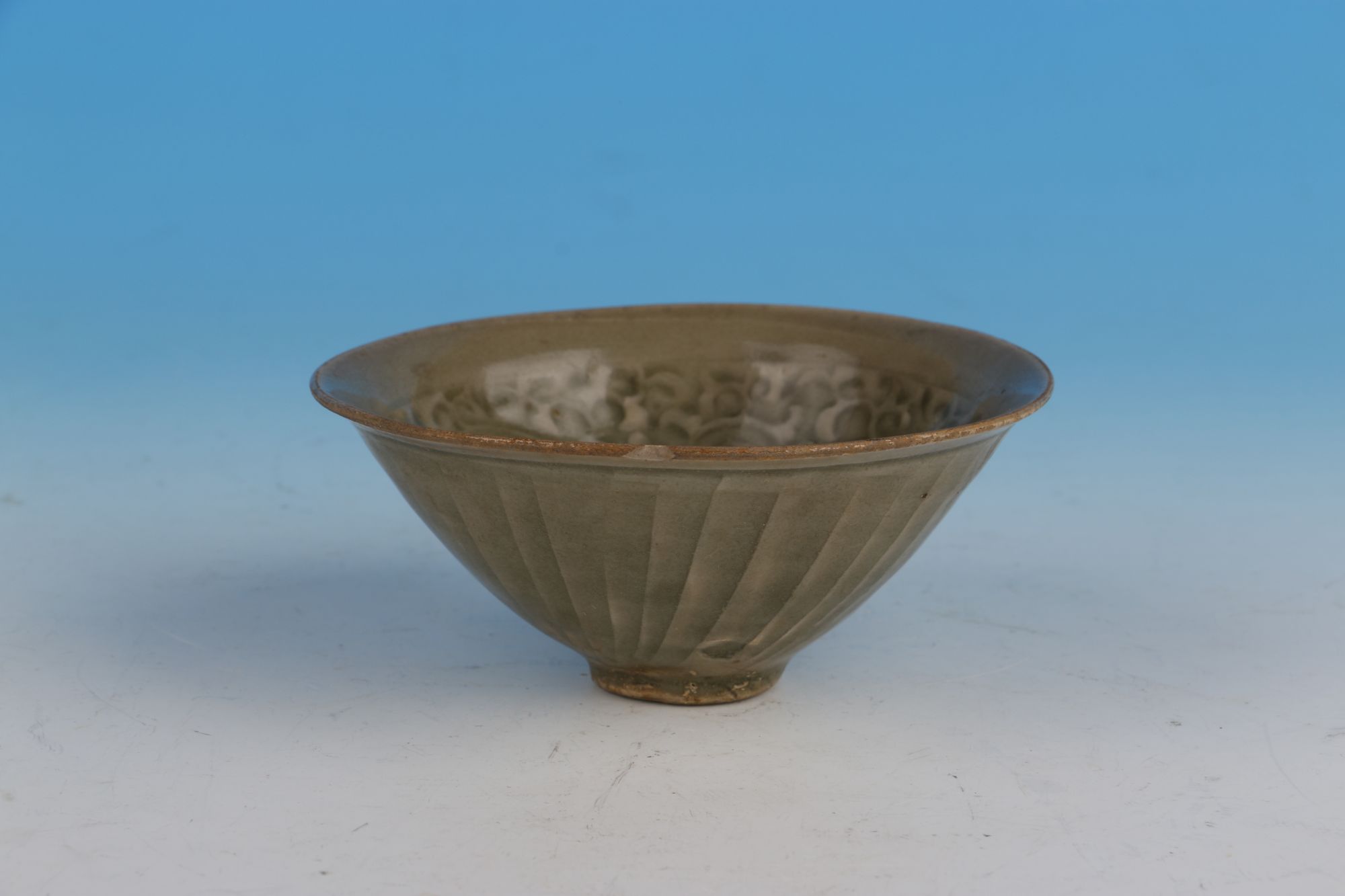 宋刻花青釉瓷盏