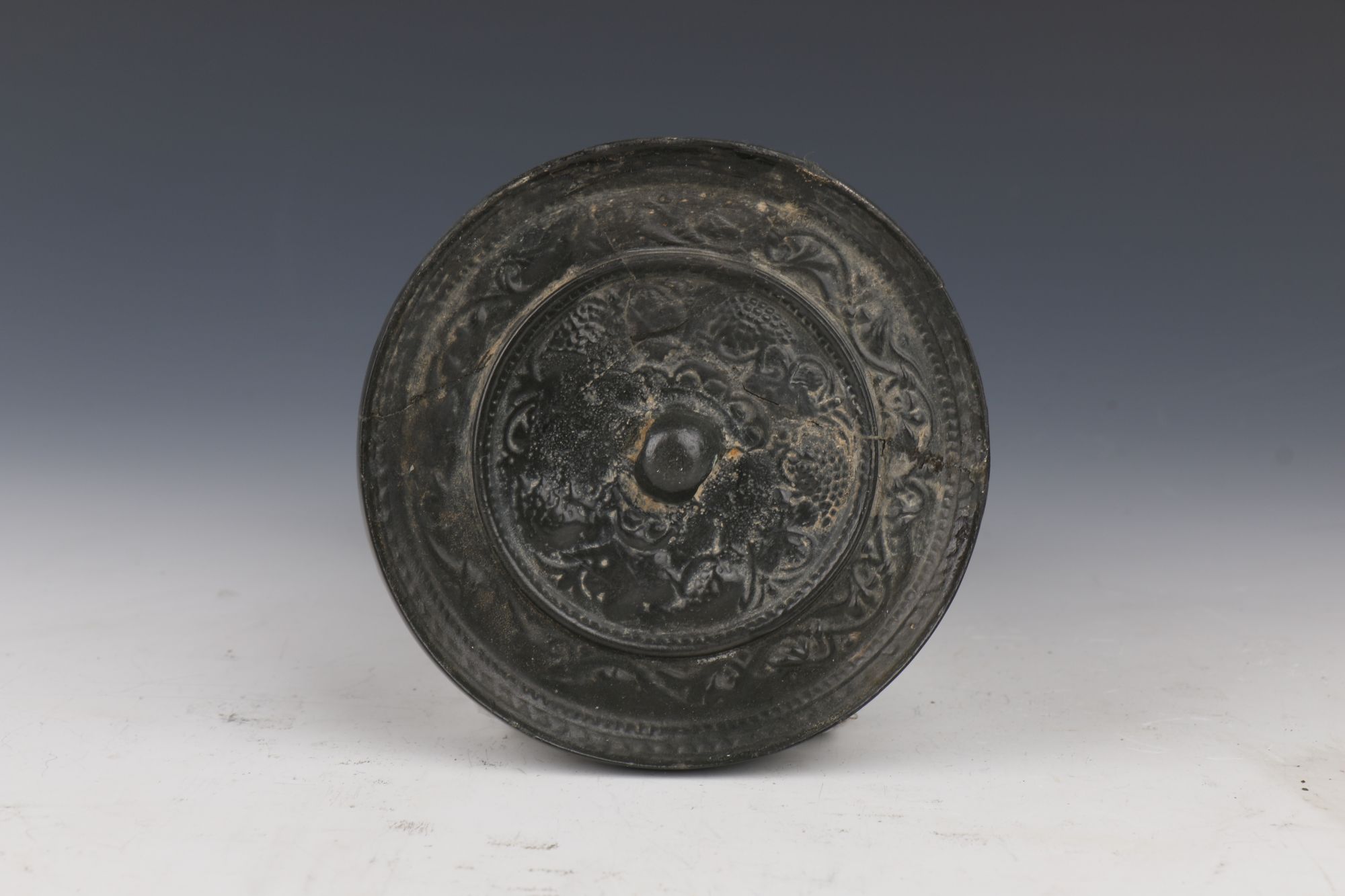 唐葡萄缠枝花铜镜