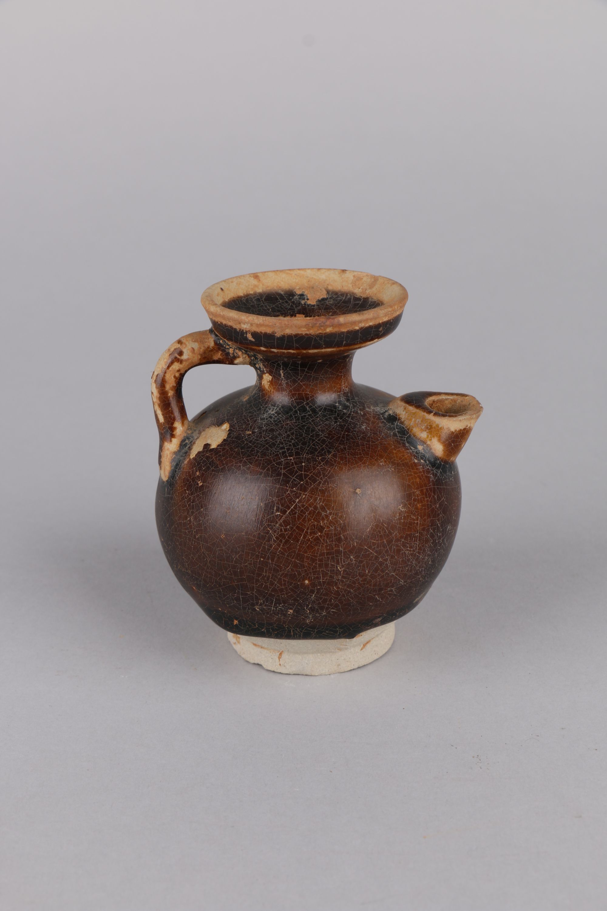 唐褐色小盘口瓷壶