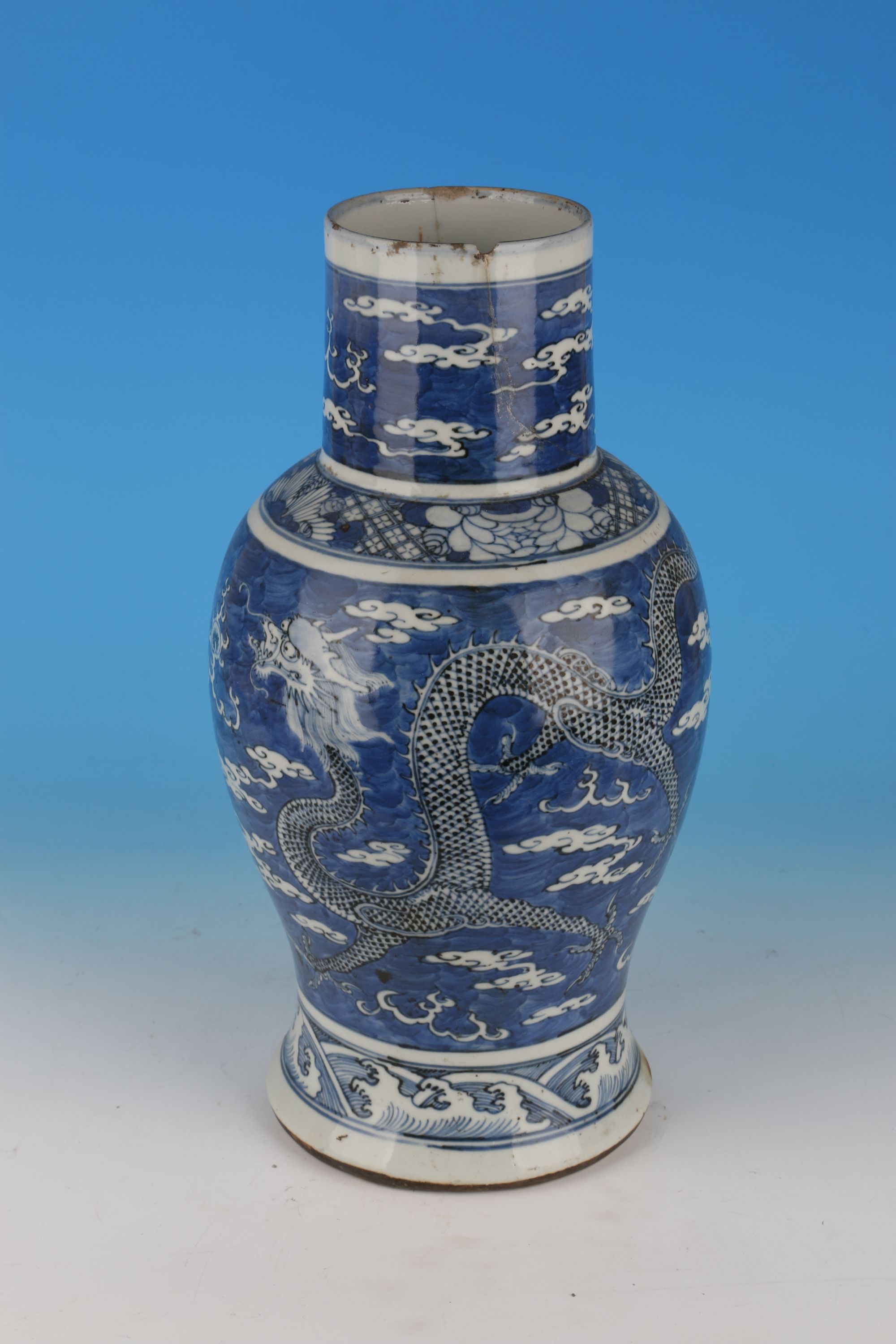 清青花双龙戏珠瓷壶